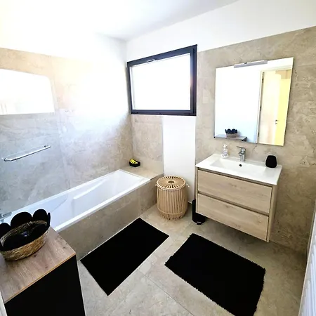 Neuf T3 Avec Terrasse, Parking Et Climatisation A Apartment *